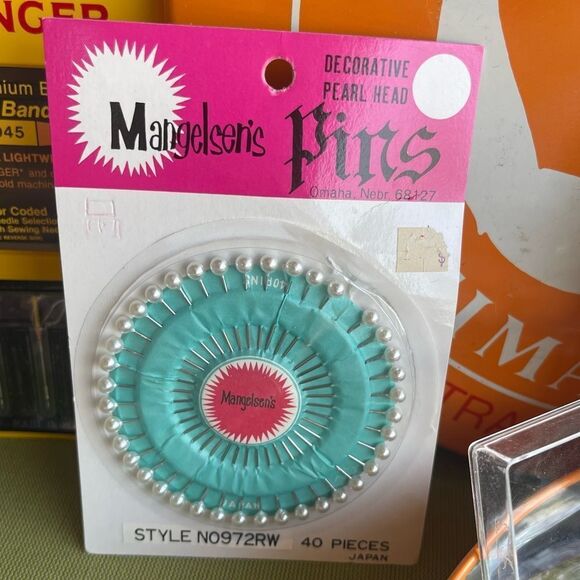 Vintage Sewing Needles Nurge Bobbins Pin Cushions Scissor Thread Neiman’s Tin - Picture 12 of 16
